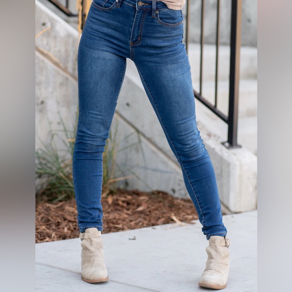 KanCan stretch skinny jeans size 7/27.